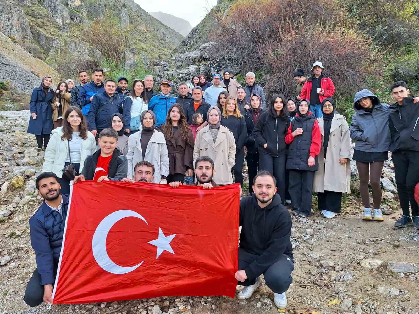 ERZİNCAN’DA CUMHURİYET’İN 103. YILI DOĞA YÜRÜYÜŞÜYLE KUTLANDI