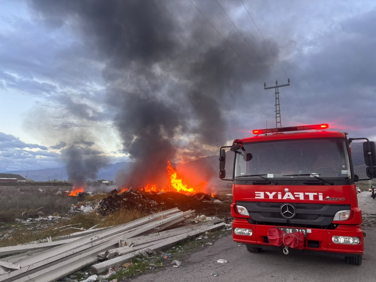 ERZİNCAN’DA HURDALIK YANGINI