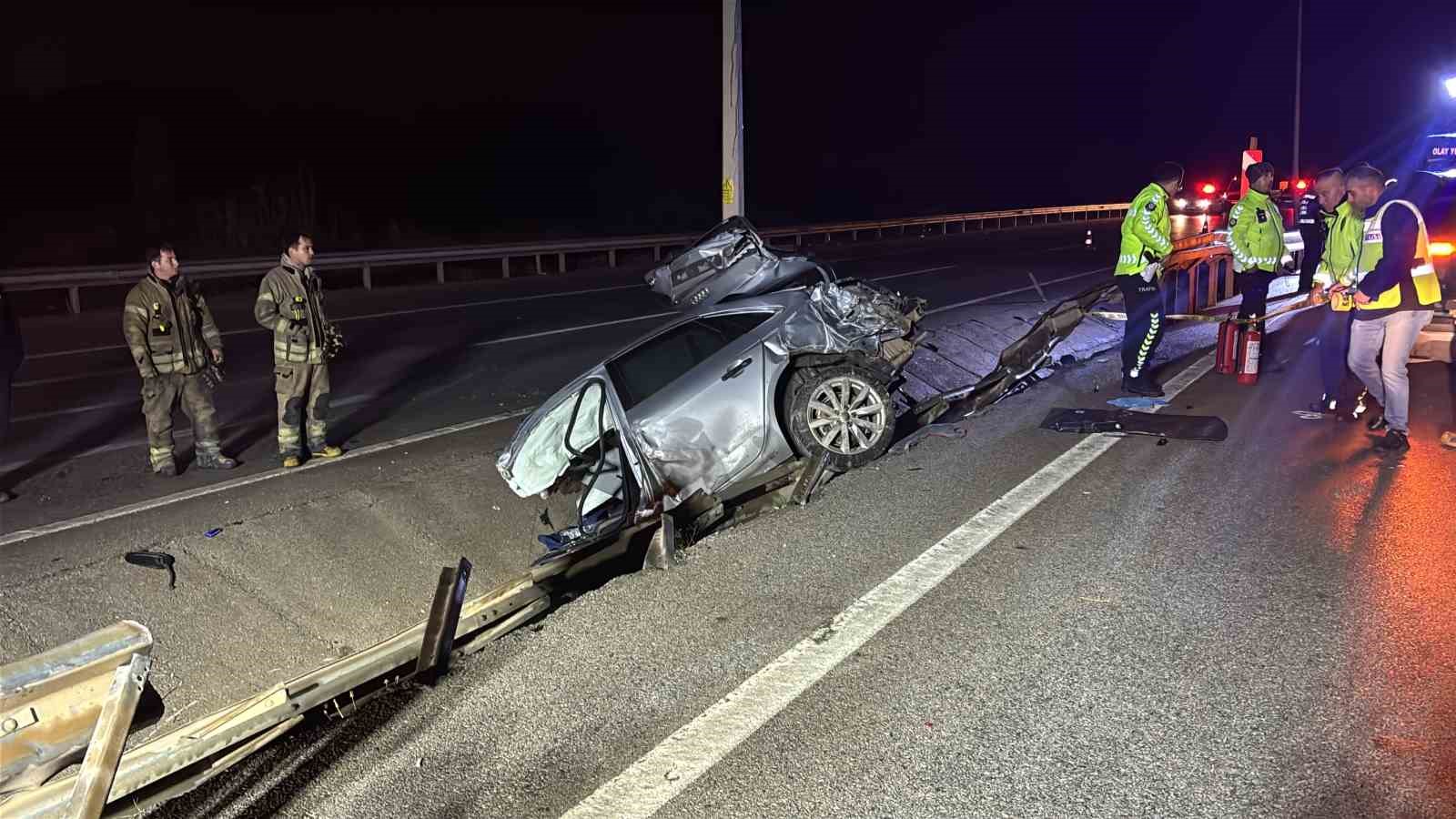 ÇANAKKALE’DE OTOMOBİL PARAMPARÇA OLDU: 2 KİŞİ HAYATINI KAYBETTİ