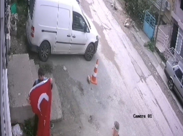 İZMİR’DE GENCİN BAYRAK DUYARLILIĞI KAMERADA