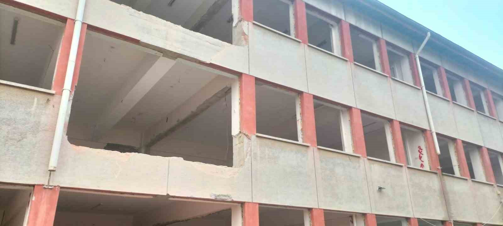 ÇİVRİL’DE 44 YILLIK OKULDA GÜÇLENDİRME ÇALIŞMALARI BAŞLADI