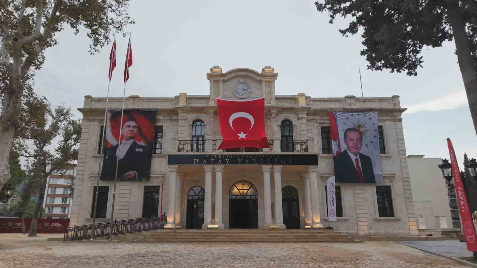DEPREMİN ARDINDAN YENİDEN İNŞA EDİLEN 98 YILLIK TARİHİ VALİLİK BİNASINDA SAAT 04.17’DE SABİTLENDİ