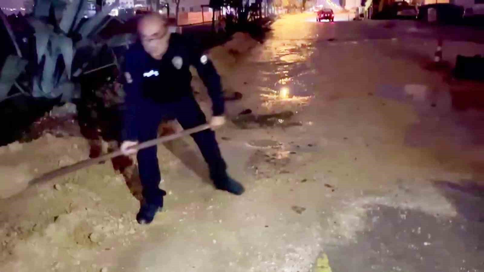 ARAÇLAR ZARAR GÖRMESİN DİYE KÜREĞİ ELİNE ALAN POLİS MEMURLARI, SUYLA DOLAN ÇUKURLARI TOPRAKLA DOLDURDULAR