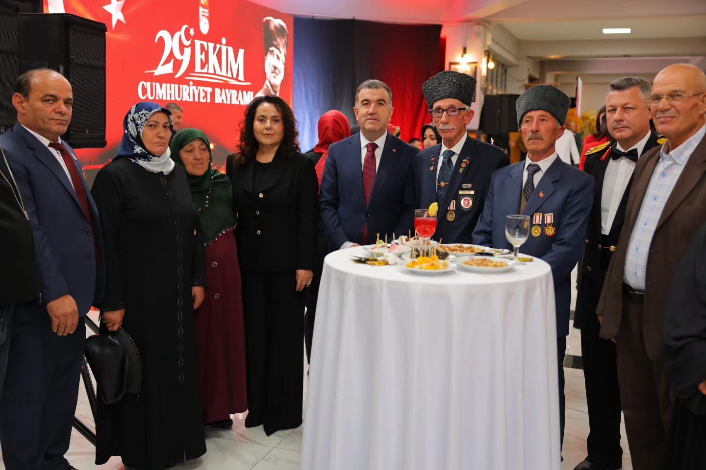 BAYBURT’TA CUMHURİYET’İN 103’ÜNCÜ YILI DOLAYISIYLA RESEPSİYON DÜZENLENDİ