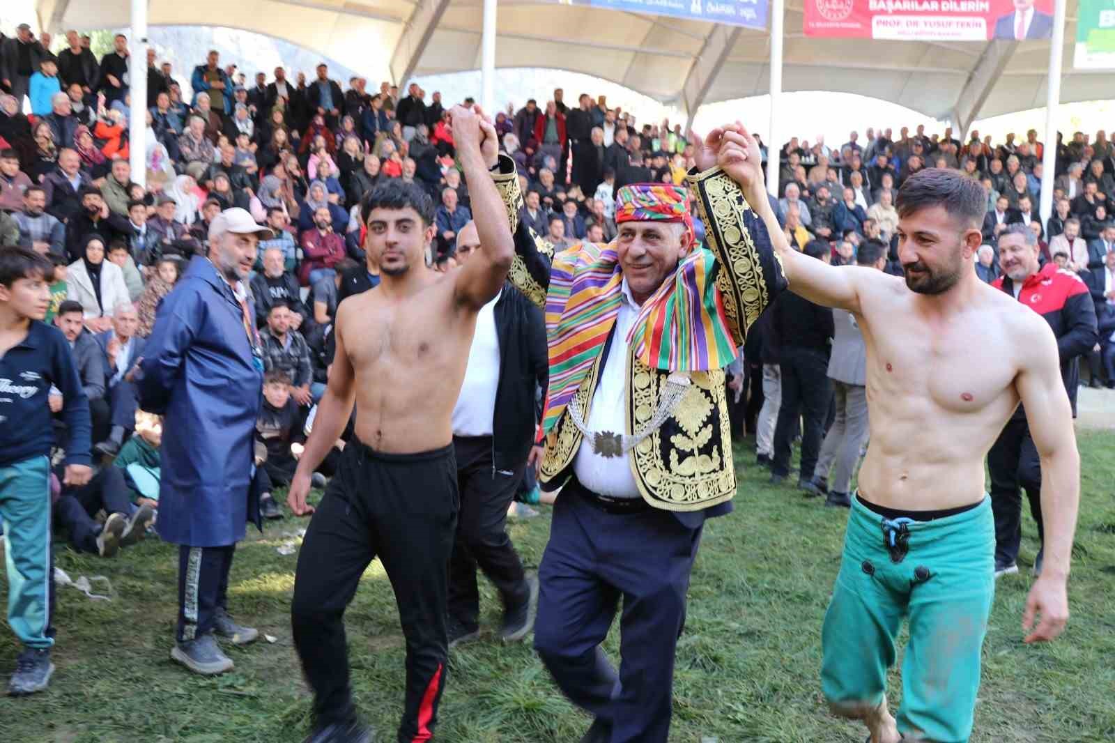 CUMHURİYET İLE YAŞIT KARAKUCAK GÜREŞLERİNE YOĞUN İLGİ