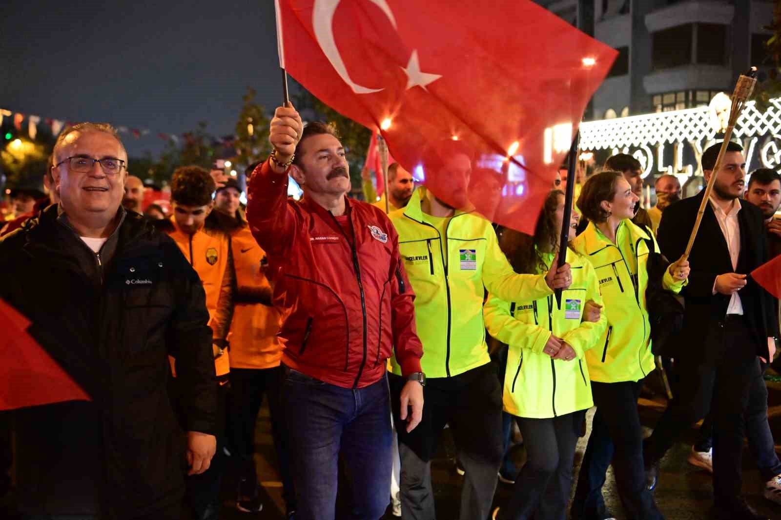 BAHÇELİEVLER’DE CUMHURİYET’İN 103’ÜNCÜ YIL DÖNÜMÜ COŞKUYLA KUTLANDI
