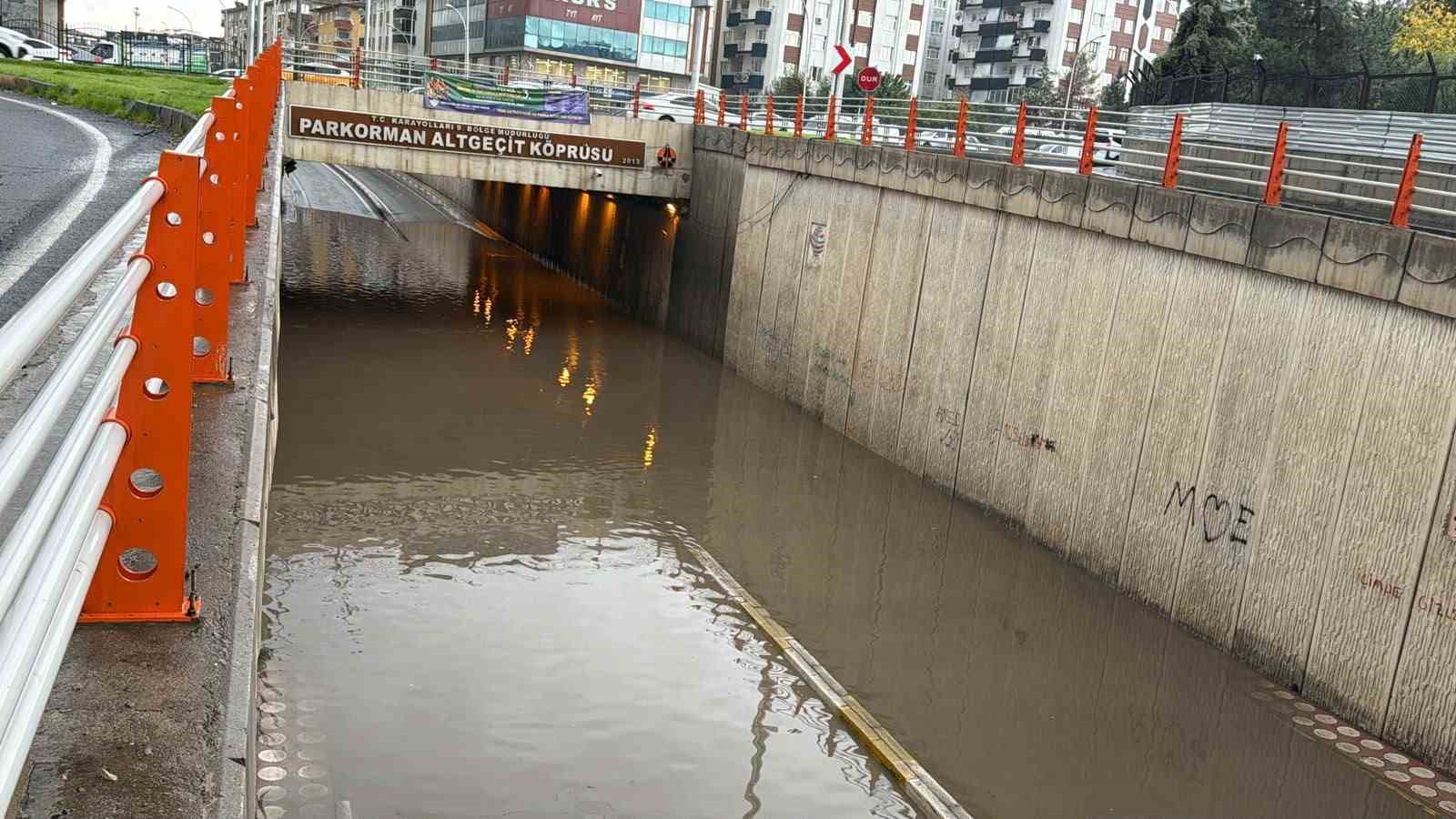 DİYARBAKIR’DA SAĞANAK YAĞIŞLA ALT GEÇİTLER TIKANDI, HAYAT DURMA NOKTASINA GELDİ