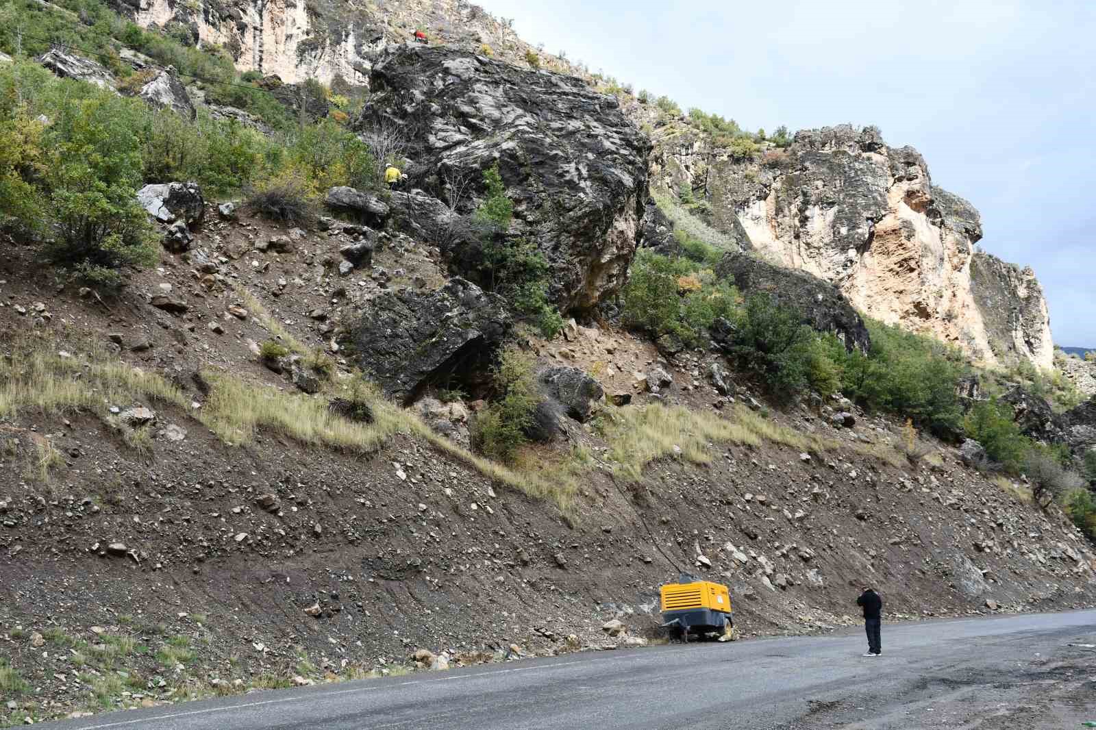 ŞIRNAK YOLLARINDA KARADENİZ EKİPLERİNİN KAYA OPERASYONU