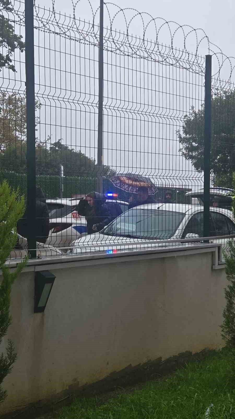 AVCILAR’DA OKUL ÖNÜNDE TRAFİK TARTIŞMASI, ÖĞRENCİ VELİSİ AYAĞINDAN VURULDU