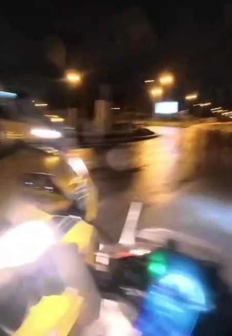 HAFİF TİCARİ ARAÇ İLE MOTOSİKLET KAVŞAKTA ÇARPIŞTI