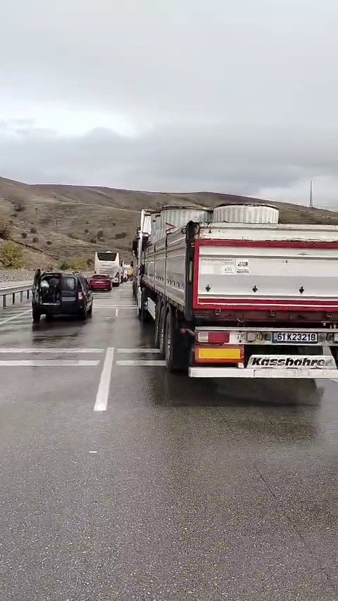 ERZİNCAN-ERZURUM YOLUNDA YAĞIŞ NEDENİYLE KONTROLDEN ÇIKAN TIRLAR ÇARPIŞTI, ULAŞIM DURDU