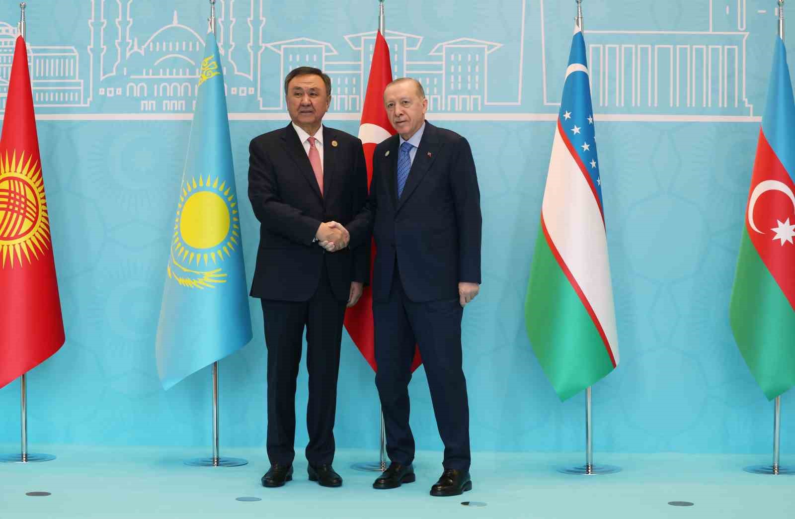 CUMHURBAŞKANI ERDOĞAN, TDT ZİRVESİ’NE KATILAN LİDERLERİ KARŞILADI