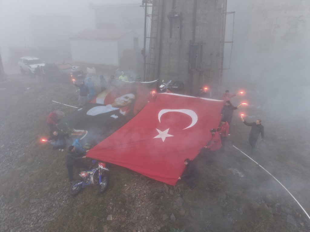 AY YILDIZLI BAYRAK KARADAN VE SUDAN ZİRVEYE ULAŞTI