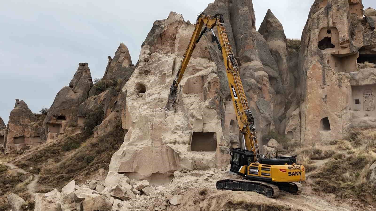 GÖREME’DE BİR KISMI ÇÖKEN PERİBACASININ ÇEVRESİNDE TEMİZLİK ÇALIŞMALARI BAŞLADI