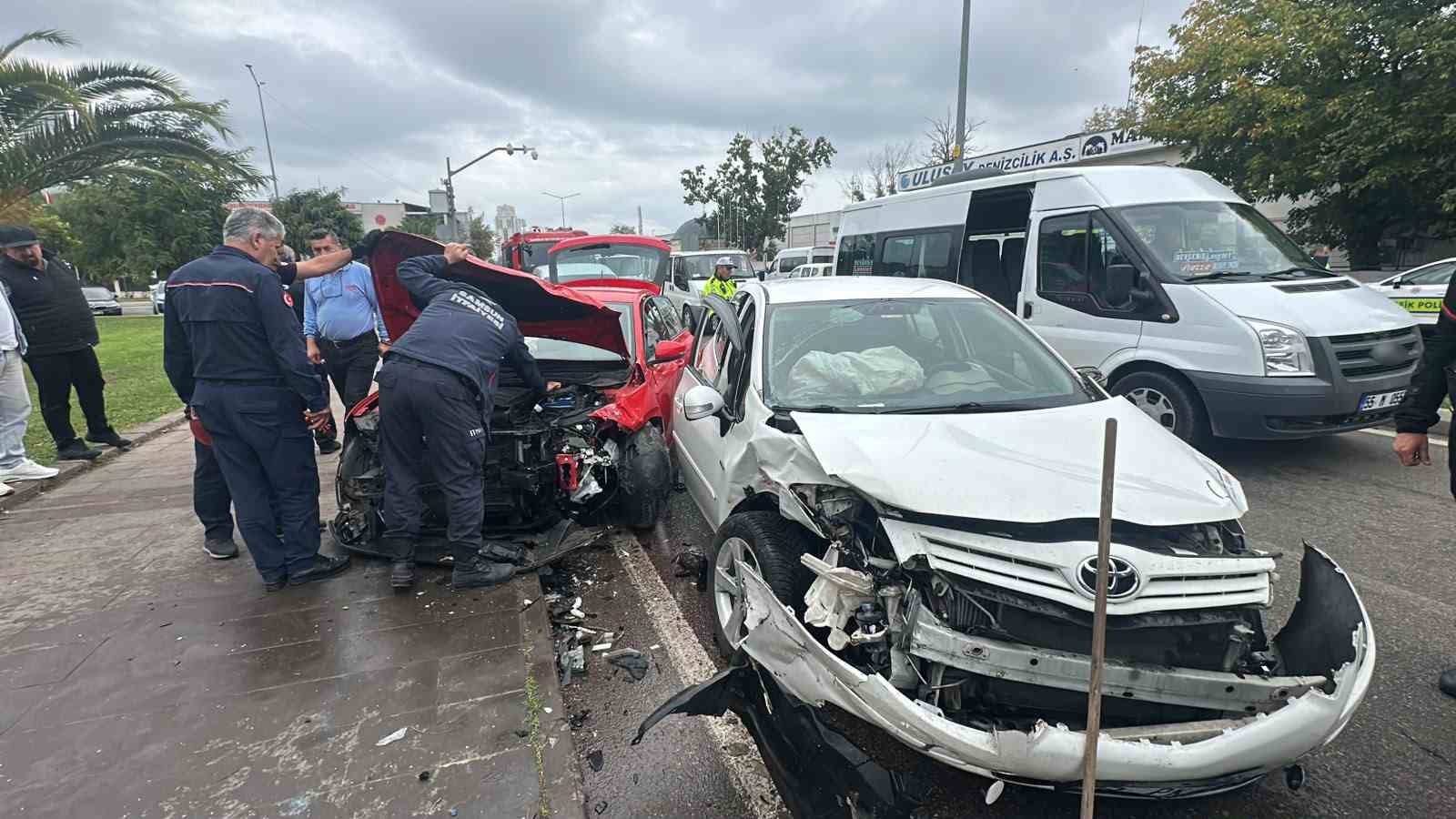 SAMSUN’DA OTOMOBİLLER KAFA KAFAYA ÇARPIŞTI: 1’İ AĞIR 2 YARALI