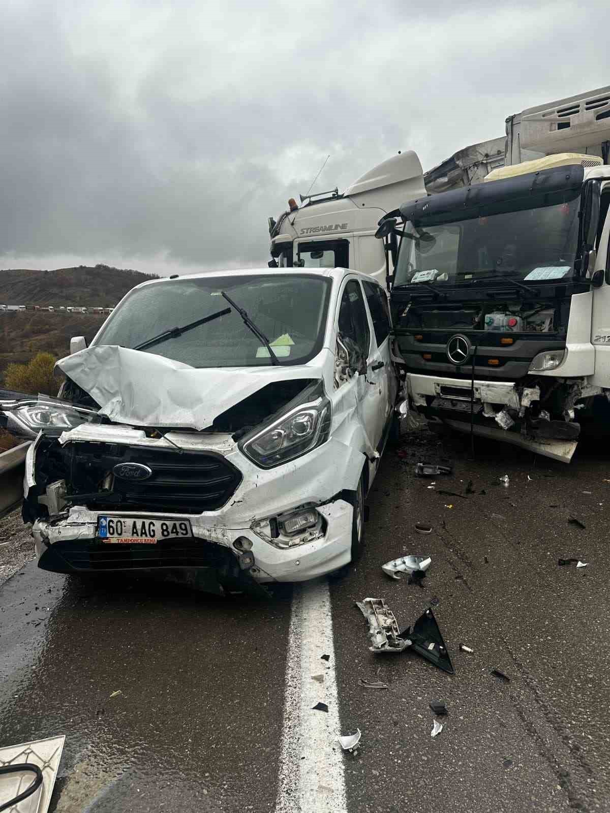 ERZURUM’UN AŞKALE İLÇESİNDE ZİNCİRLEME TRAFİK KAZASI: 3 ARAÇ BİRBİRİNE GİRDİ
