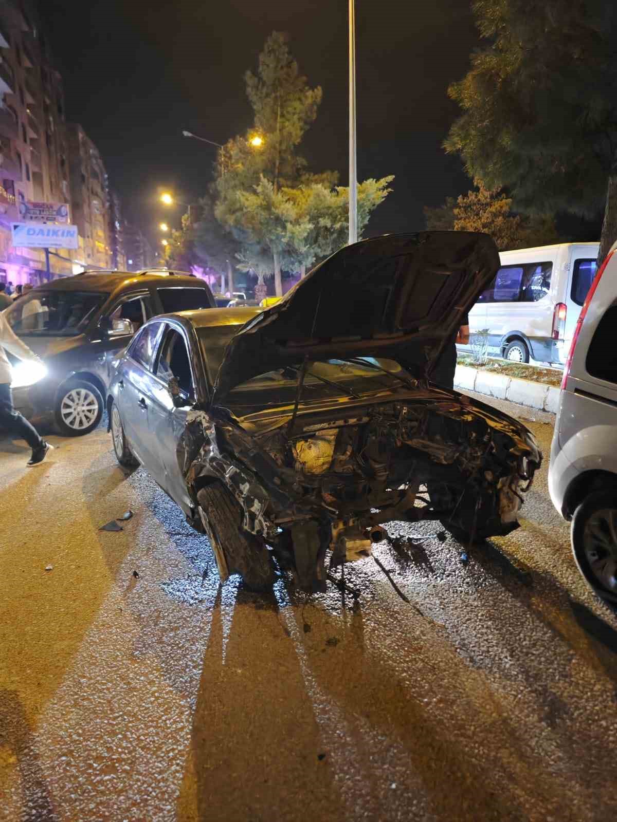 MARDİN’DE 4 ARAÇLI ZİNCİRLEME KAZA: 3 YARALI
