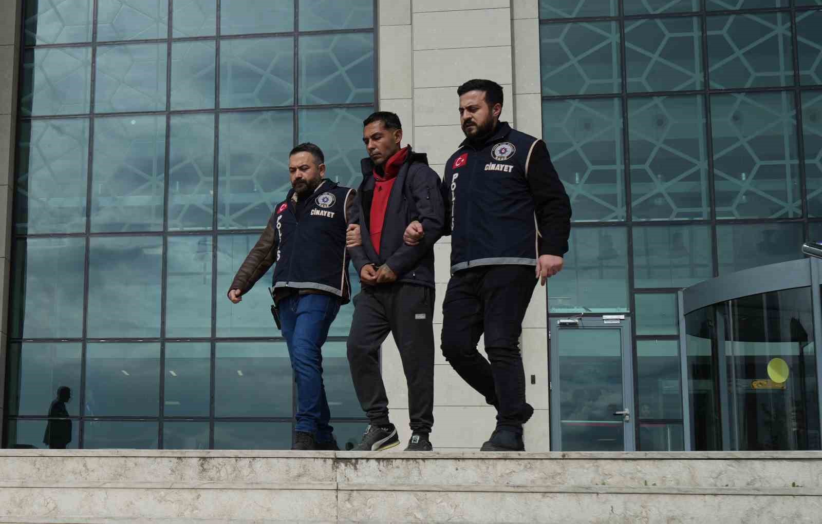 BABASINI EKMEK BIÇAĞIYLA ÖLDÜREN CİNAYET ZANLISI TUTUKLANDI