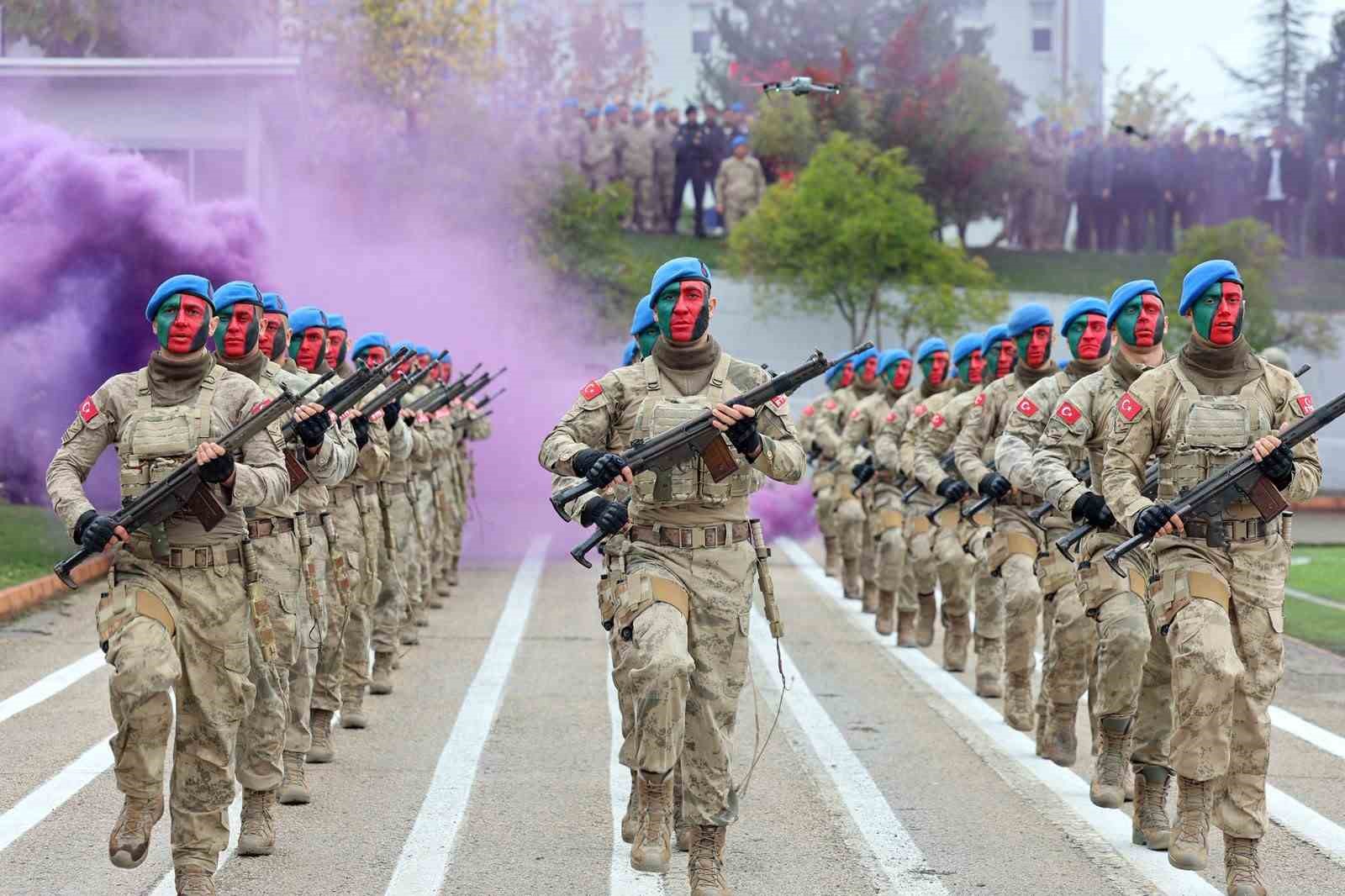 KOMANDOLARIN GÖSTERİSİ MEST ETTİ