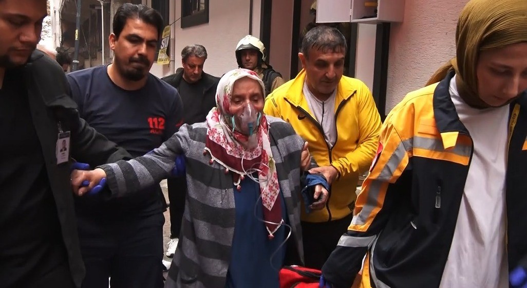 EVDE MAHSUR KALAN YAŞLI KADININ İMDANINA İTFAİYE YETİŞTİ, DUMANDAN ETKİLENEN 2 KİŞİ HASTANEYE KALDIRILDI