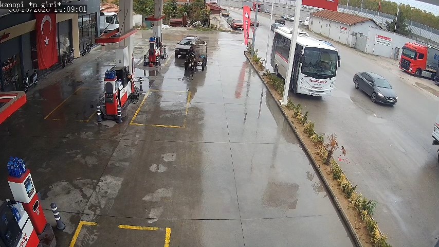 YAKITI BİTEN ARACI AT ARABASIYLA 2 KİLOMETRE ÇEKTİ