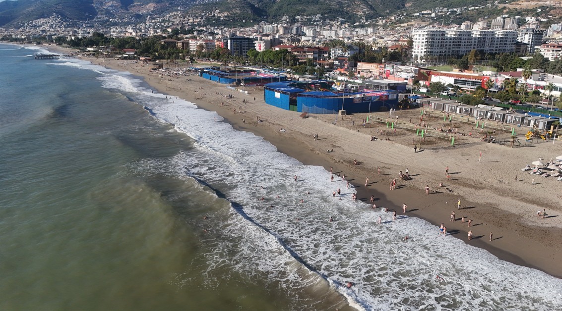 ALANYA’DA YAĞMURUN ARDINDAN GÜNEŞ YÜZÜNÜ GÖSTERDİ SAHİLLER DOLDU