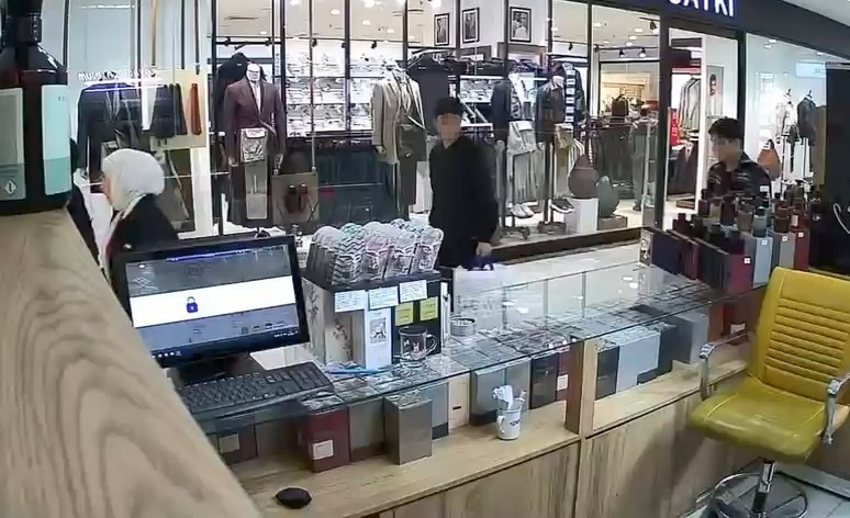 ÖNCE KOKLADI, HOŞUNA GİDİNCE PARFÜMÜ CEBİNE KOYUP UZAKLAŞTI