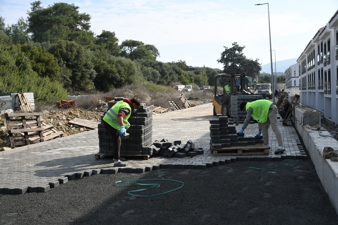 KUŞADASI CAFERLİ’DE 25 BİN METREKARELİK YOL ÇALIŞMASI BAŞLADI