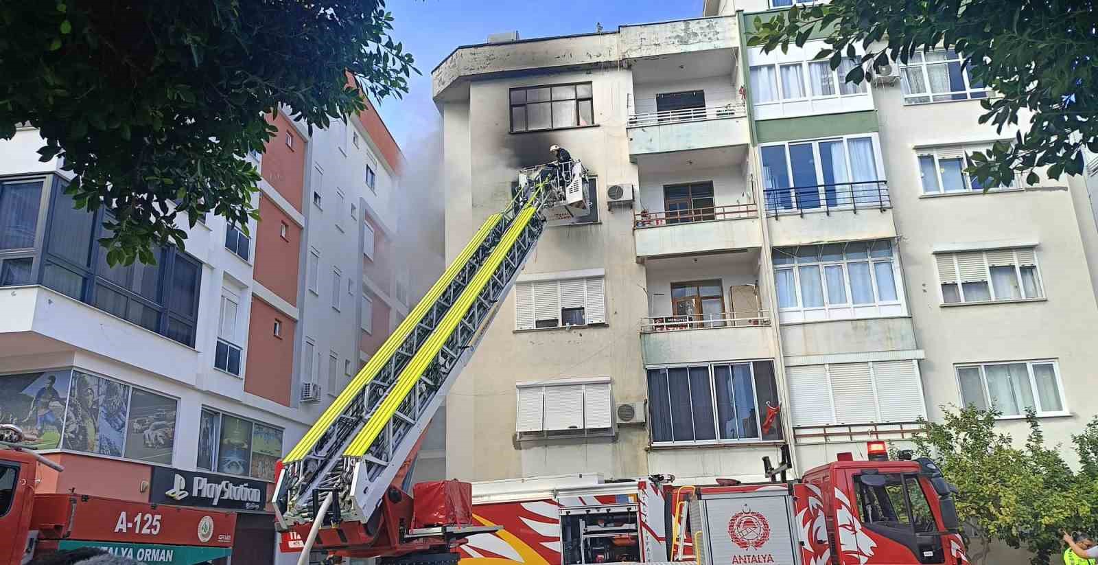 ANTALYA’DA APARTMAN YANGINI