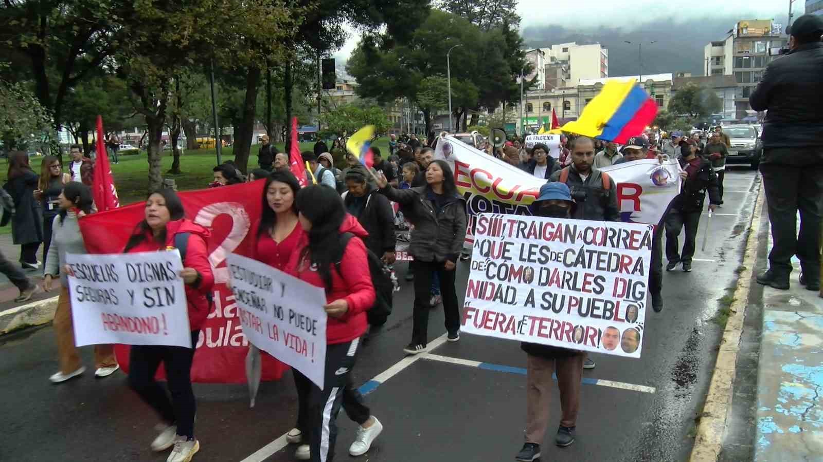 EKVADOR’DA HALK, NOBOA HÜKÜMETİNİ PROTESTO ETTİ