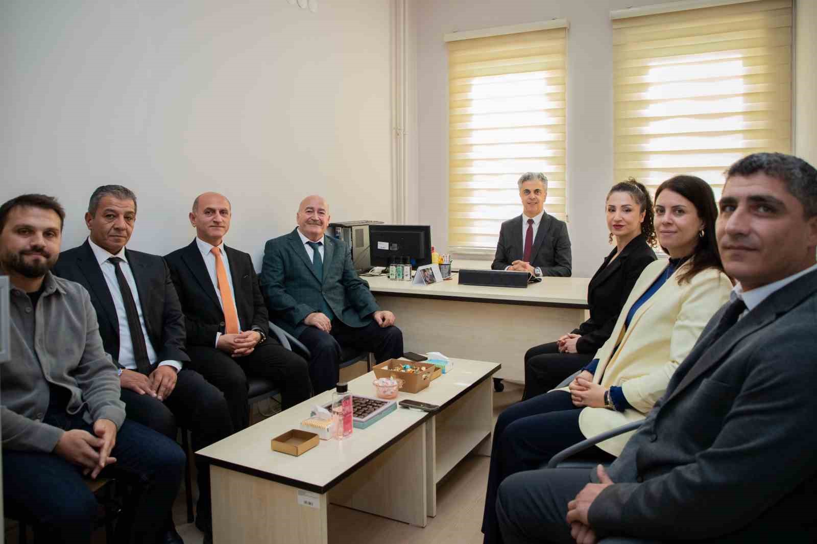 EBYÜ REKTÖRÜ KUYRUKLUYILDIZ’DAN DOÇENT UNVANI ALAN AKADEMİSYENLERE ZİYARET