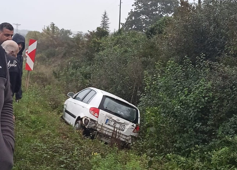 SİNOP’TA OTOMOBİL ŞARAMPOLE UÇTU: 4 YARALI