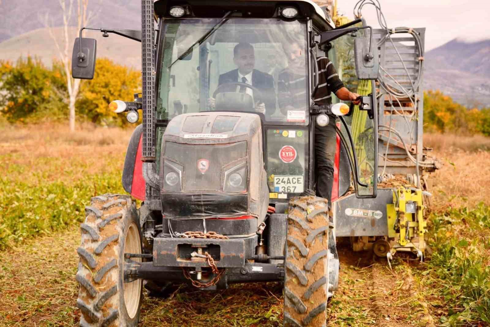 ÜZÜMLÜ’DE ŞEKER PANCARI HASADI YERİNDE İNCELENDİ