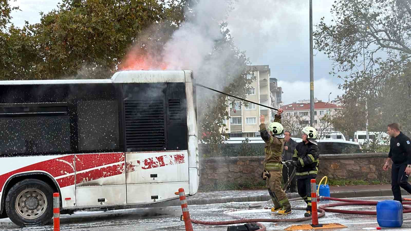 ÇANAKKALE’DE ÖZEL HALK OTOBÜSÜ ALEV ALEV YANDI