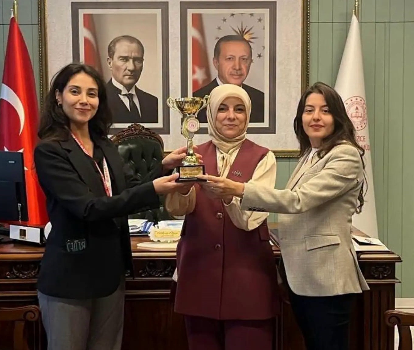 DÜZCE VALİLİĞİ KADIN MASA TENİSİ TAKIMI İL BİRİNCİSİ OLDU