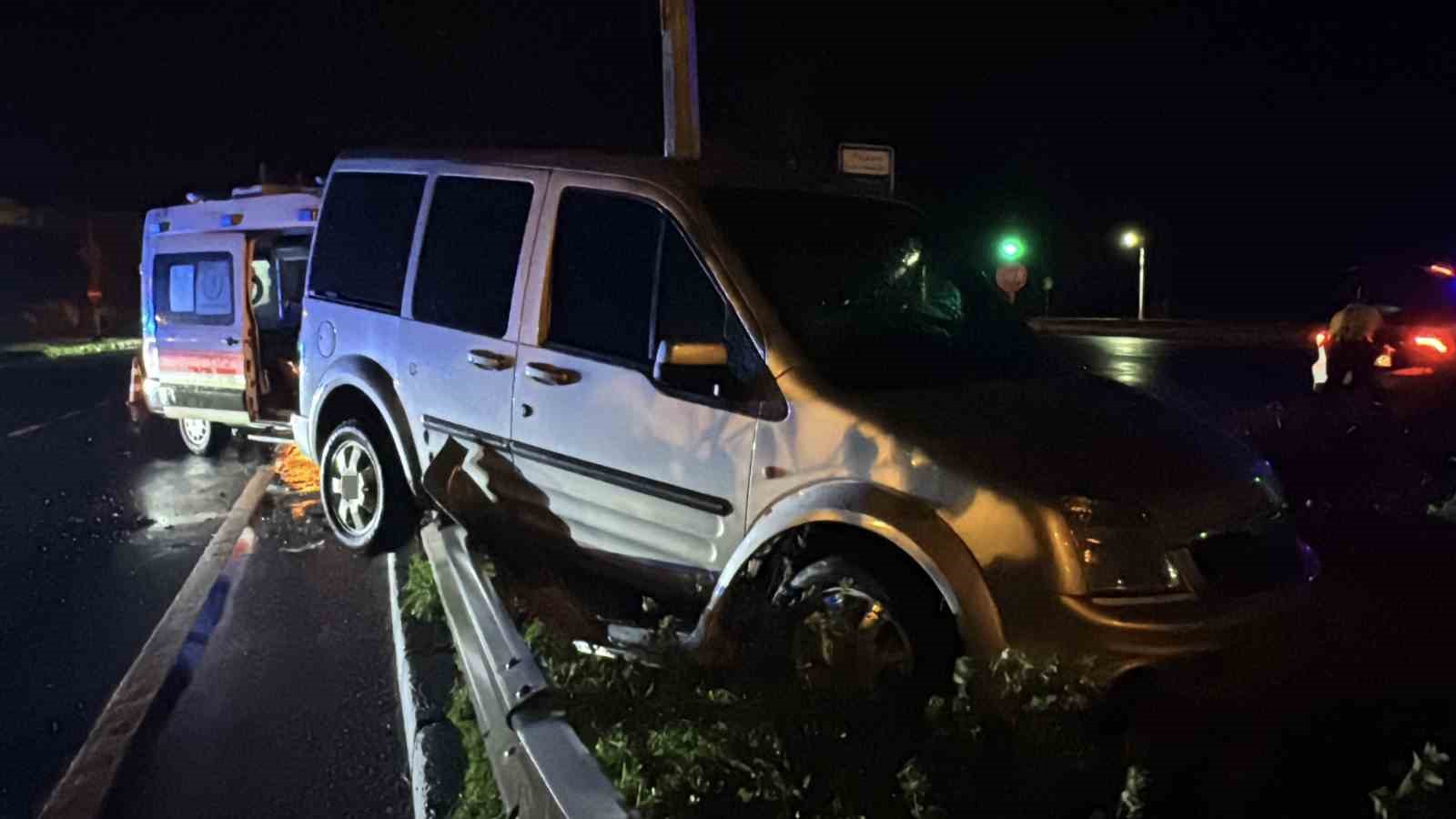 RİZE’DE AMBULANS İLE HAFİF TİCARİ ARAÇ ÇARPIŞTI: 5 HAFİF YARALI