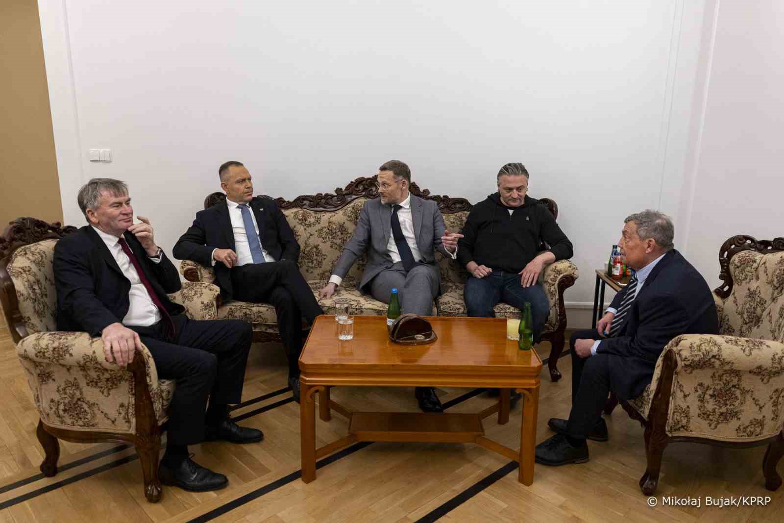POLONYA CUMHURBAŞKANI NAWROCKİ’NİN ANAYASA MAHKEMESİ’NE GİRİŞİNDE ARBEDE YAŞANDI