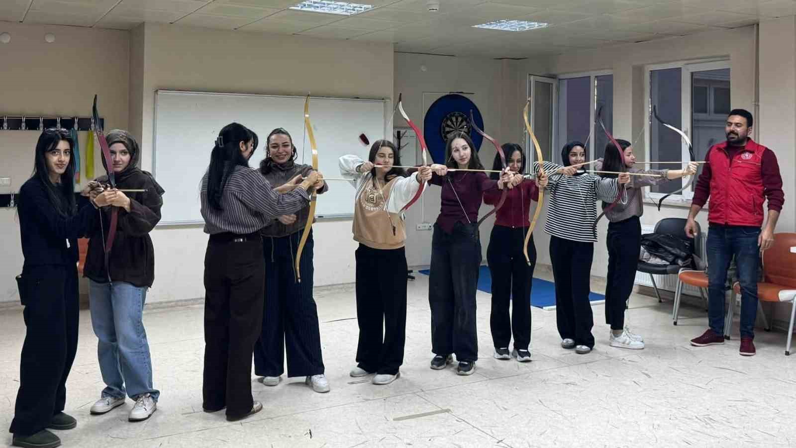 GENÇLİK MERKEZİNDE OKÇULUK EĞİTİMLERİ SÜRÜYOR