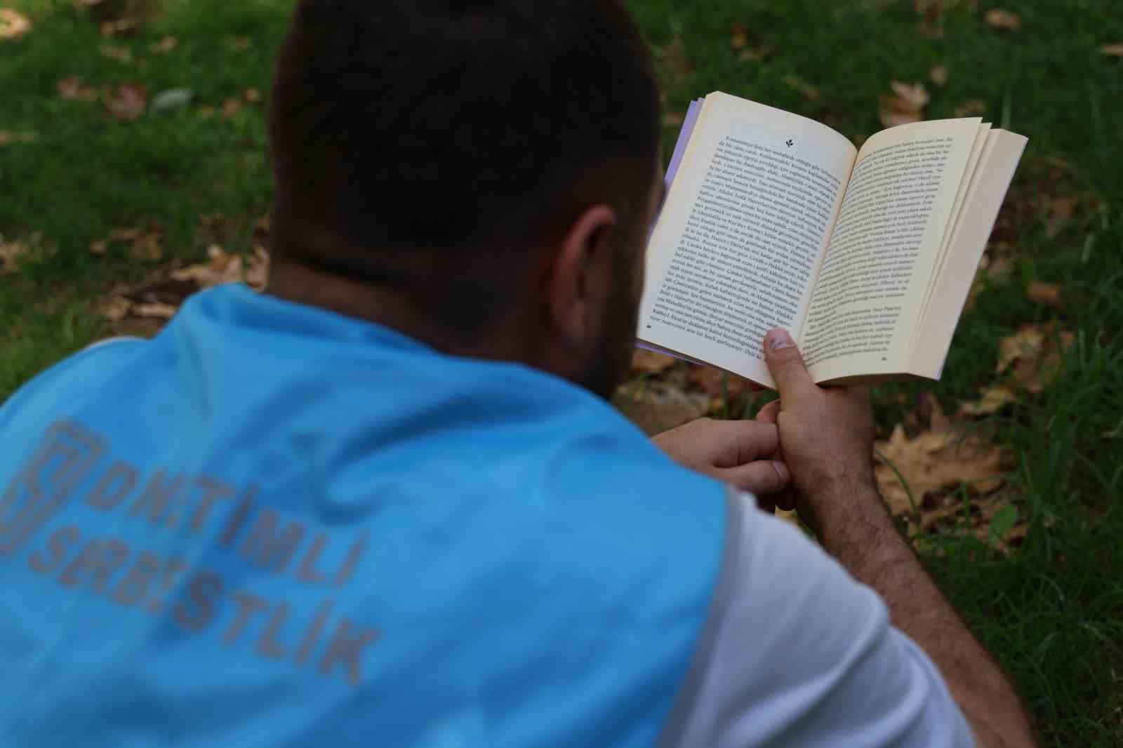 DİYARBAKIR’DA YÜKÜMLÜLER MEKAN MEFHUMUNA BAKILMAKSIZIN KİTAP OKUYOR