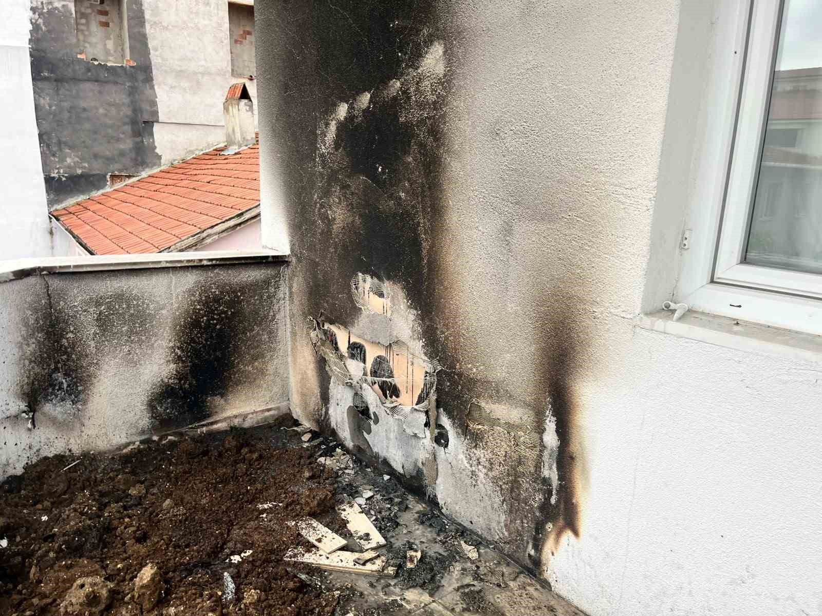 BİLECİK’TE BALKONDA DÜDÜKLÜ TENCEREDE UNUTULAN YEMEK YANGINA NEDEN OLDU