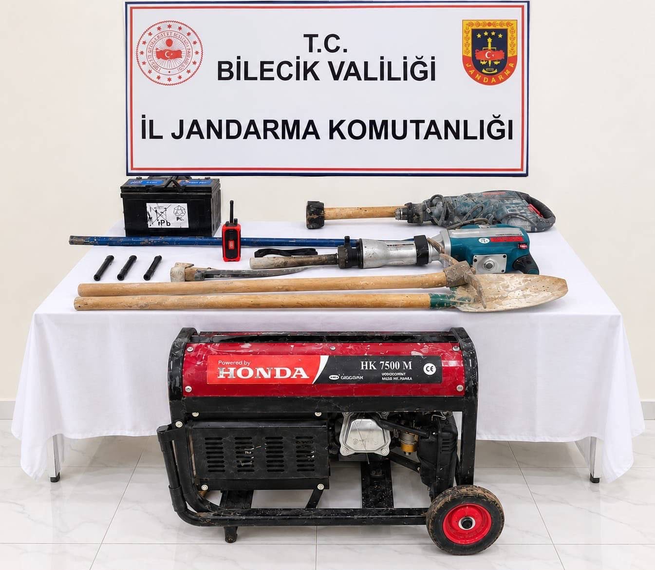 BİLECİK’TE DEFİNE ARAYAN 12 KİŞİ SUÇÜSTÜ YAKALANDI