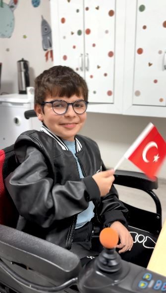 VALİ ERGÜN, DMD HASTASI MUHAMMET’İN İSTEĞİNİ GERİ ÇEVİRMEDİ