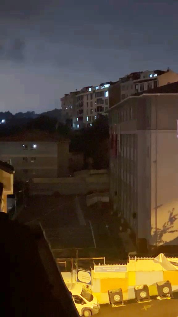 ARNAVUTKÖY’DE GECE YARISI 3 OKULDAN BİRDEN MÜZİK VE MARŞ SESLERİ YÜKSELDİ: MAHALLELİ ŞAŞKINA DÖNDÜ