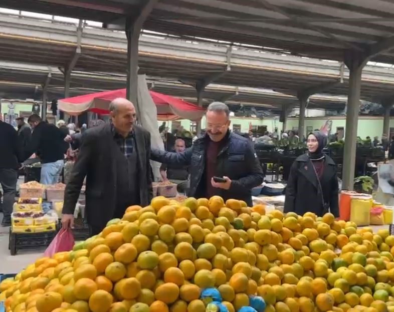 ARDAHAN VALİSİ YAMLI VE EŞİ PAZAR TEZGÂHLARINI GEZEREK ALIŞVERİŞ YAPTI