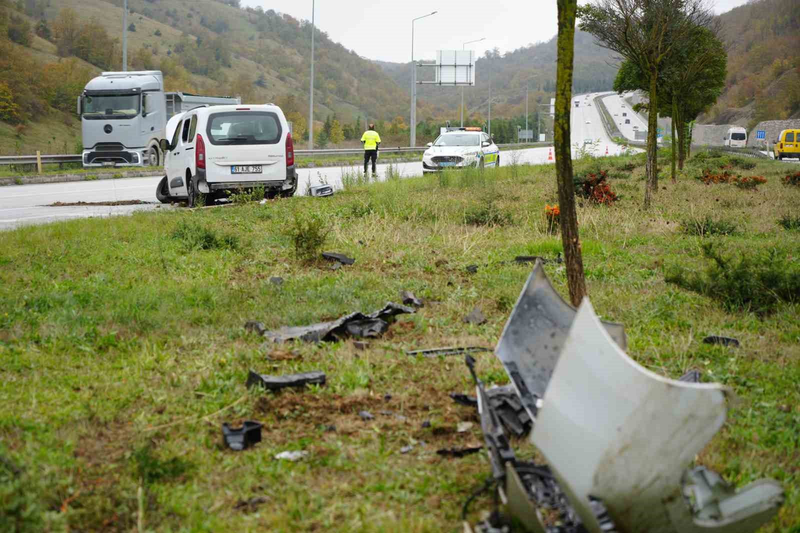 SAMSUN’DA HAFİF TİCARİ ARAÇ REFÜJE ÇIKTI: 3 YARALI