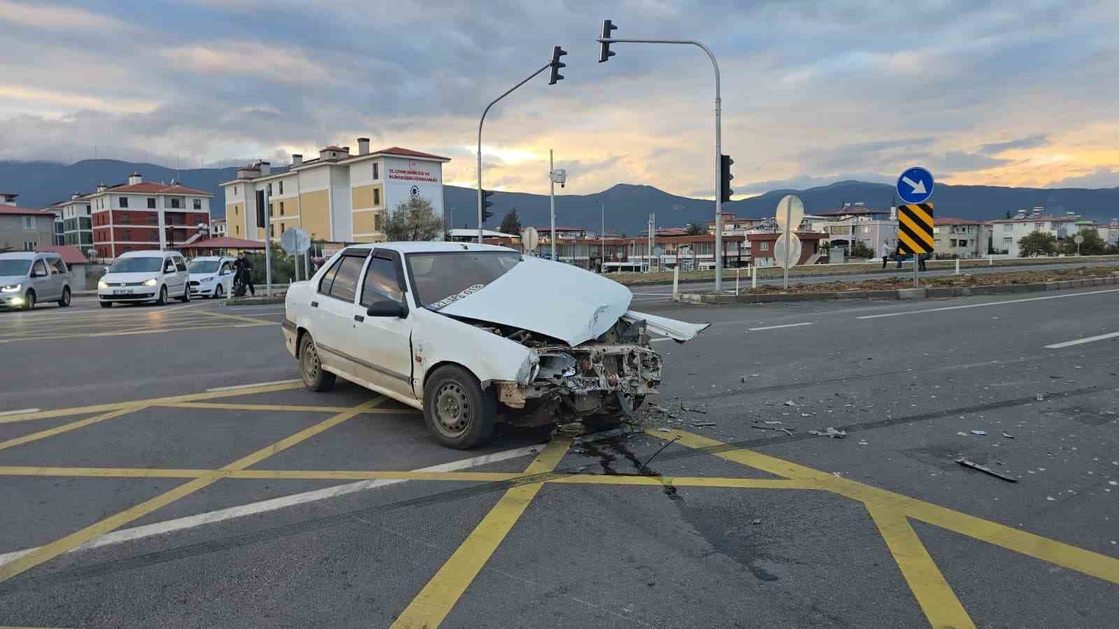 GAZİANTEP’TE 2 OTOMOBİL ÇARPIŞMASI SONUCU MADDİ HASAR MEYDANA GELDİ