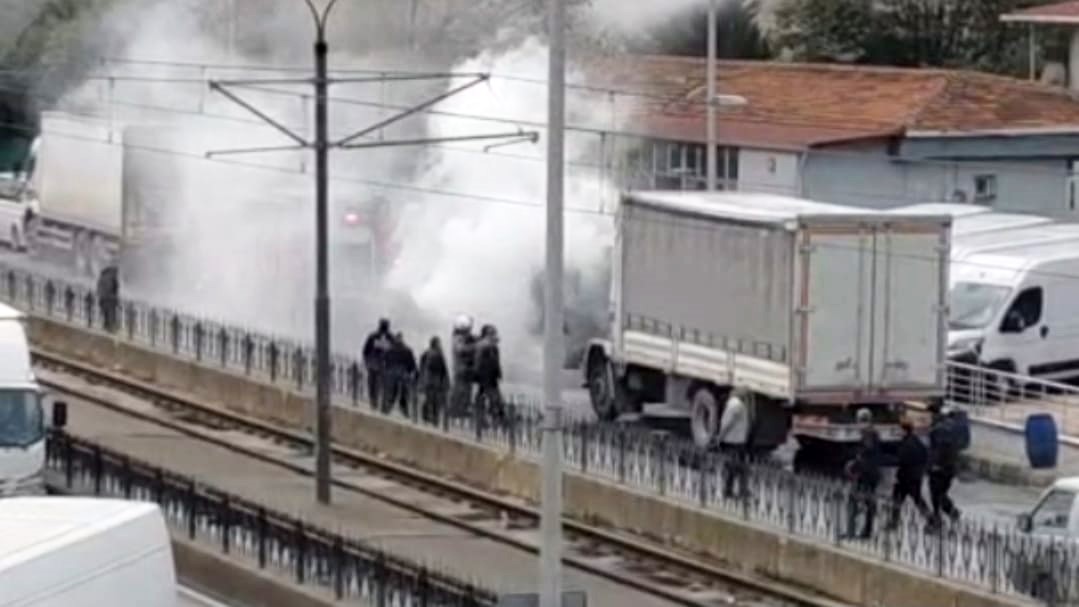 SULTANGAZİ’DE SEYİR HALİNDEKİ KAMYON ALEV ALDI