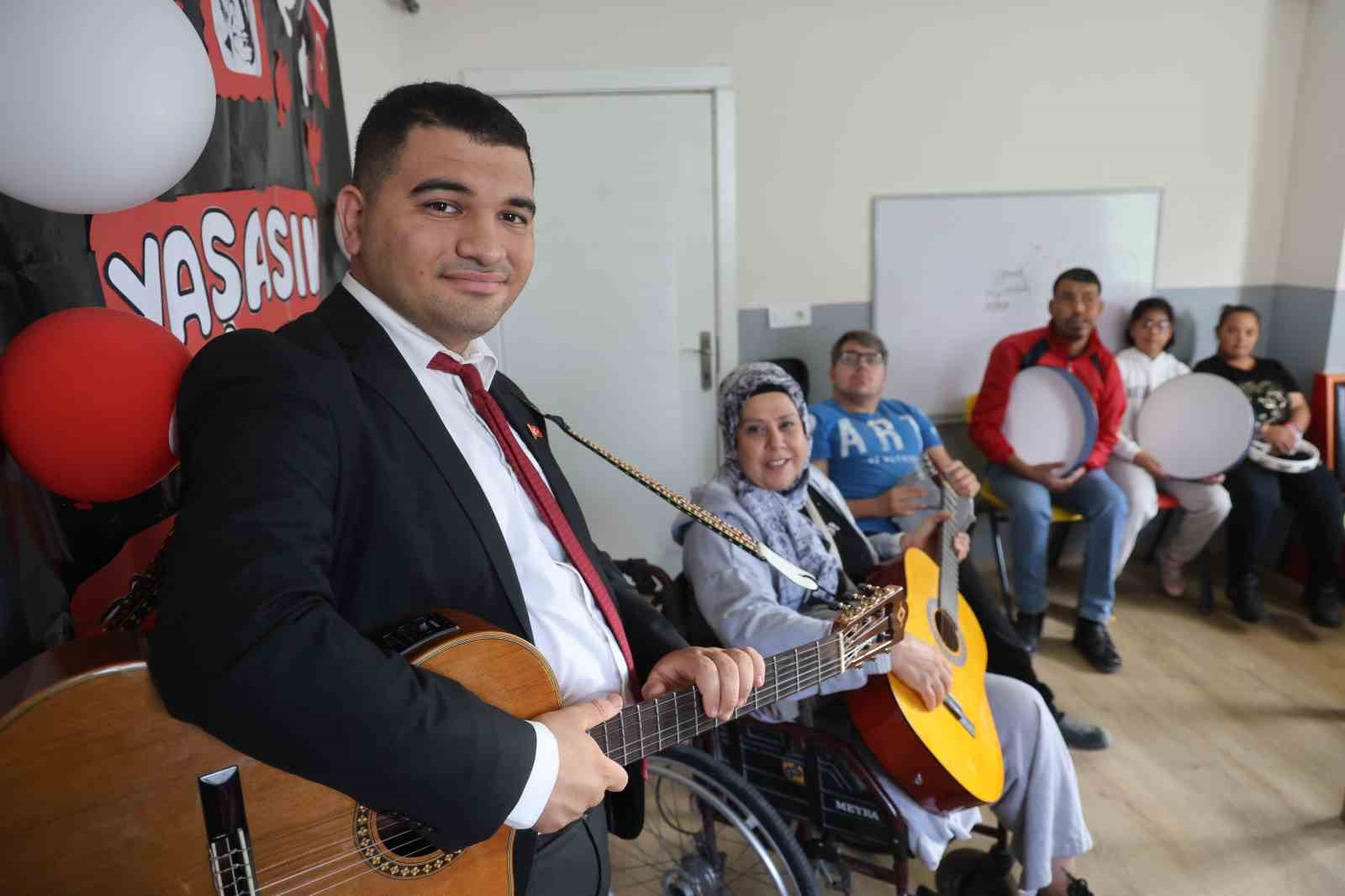 ÇOCUKLUĞUNDA OYUNCAK GİTARLA MÜZİĞE İLGİSİ BAŞLAYAN OTİZMLİ ERTUĞRUL, ÖZEL BİREYLERE MÜZİK EĞİTİMİ VERMEYE BAŞLADI