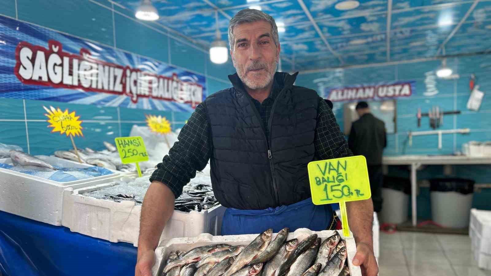 VAN’DA TEZGAHLAR ÇEŞİTLENDİ: TÜKETİCİNİN TERCİHİ VAN GÖLÜ’NÜN İNCİSİ OLDU