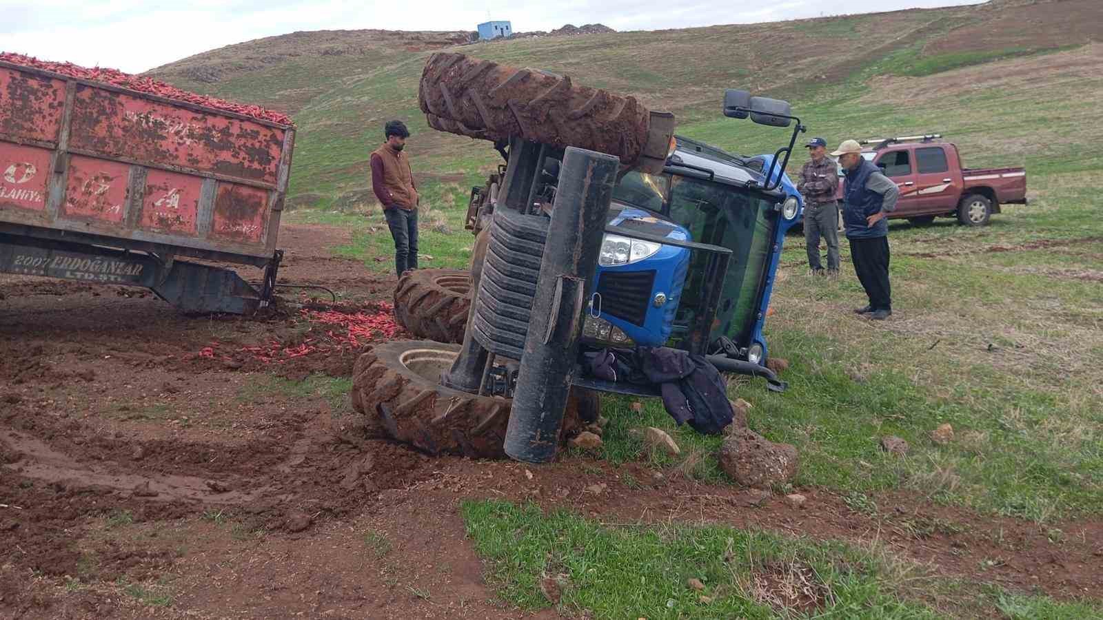 KONTROLDEN ÇIKAN TRAKTÖR DEVRİLDİ
